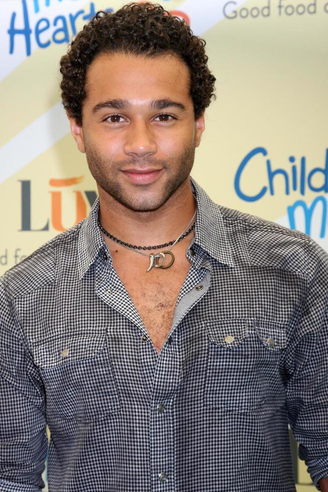 Los Ángeles, 14 de junio - Corbin Bleu en la sexta recaudación de fondos anual de Children Mending Hearts en una propiedad privada el 14 de junio de 2014 en Beverly Hills, CA foto