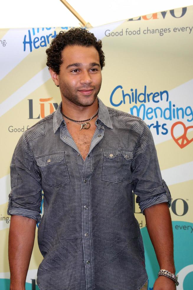 Los Ángeles, 14 de junio - Corbin Bleu en la sexta recaudación de fondos anual de Children Mending Hearts en una propiedad privada el 14 de junio de 2014 en Beverly Hills, CA foto