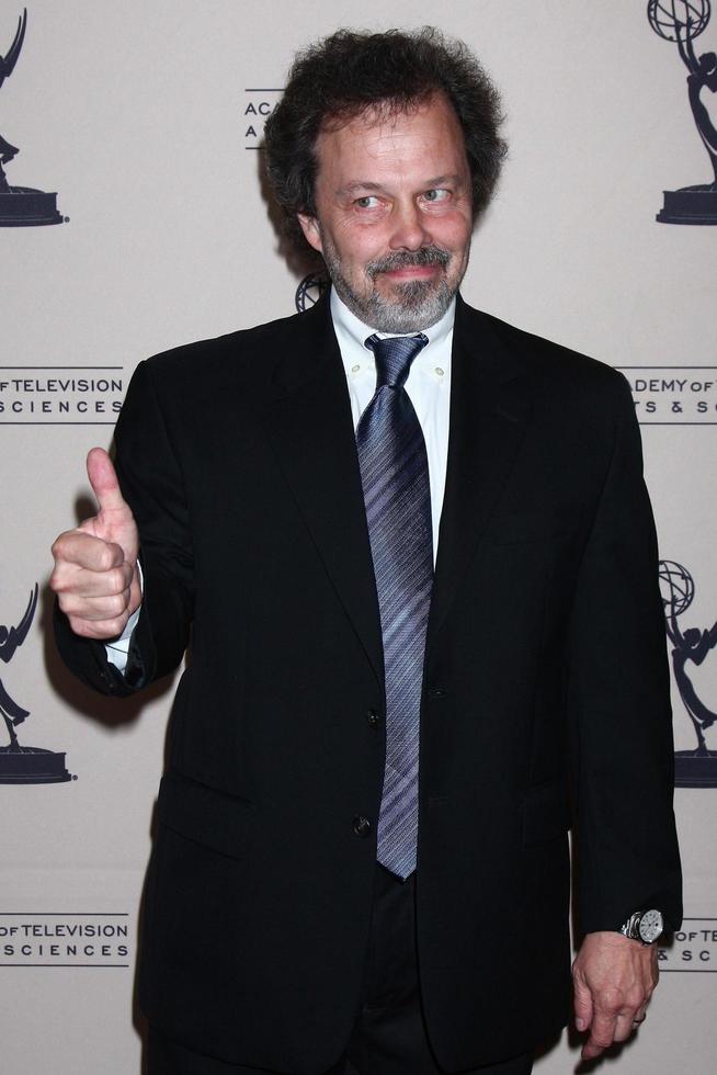 los angeles, jun 13 - curtis armstrong llega a la recepción diurna de los nominados a los emmy presentada por atas en el montaje beverly hills el 13 de junio de 2013 en beverly hills, ca foto