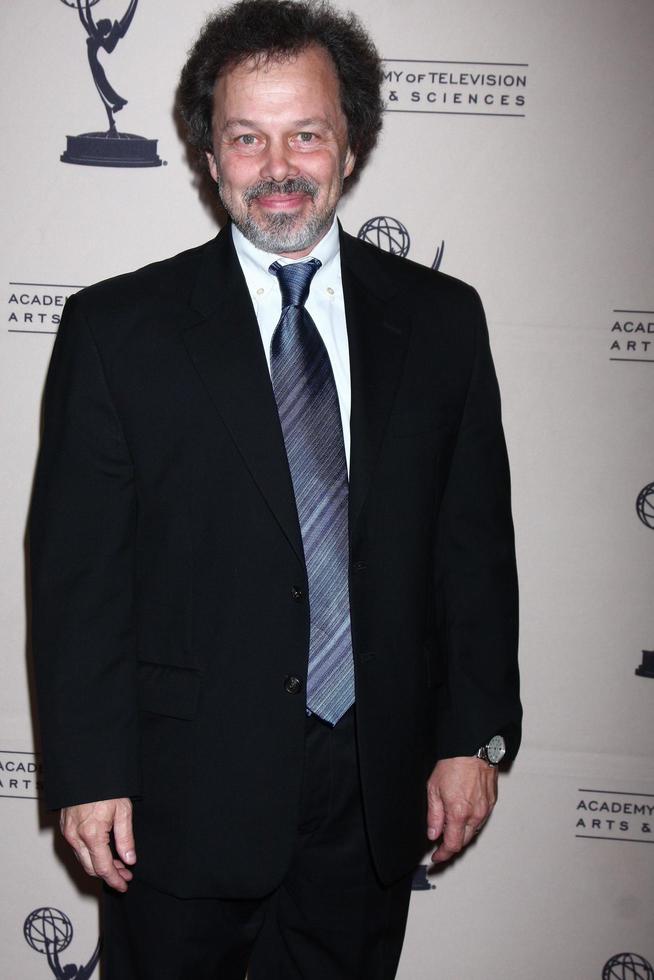 los angeles, jun 13 - curtis armstrong llega a la recepción diurna de los nominados a los emmy presentada por atas en el montaje beverly hills el 13 de junio de 2013 en beverly hills, ca foto