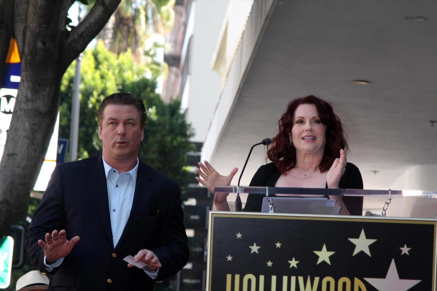 los angeles 14 de febrero - alec baldwin, megan mullally en la ceremonia de la estrella del paseo de la fama de alec baldwin en el restaurante beso el 14 de febrero de 2011 en los angeles, ca foto