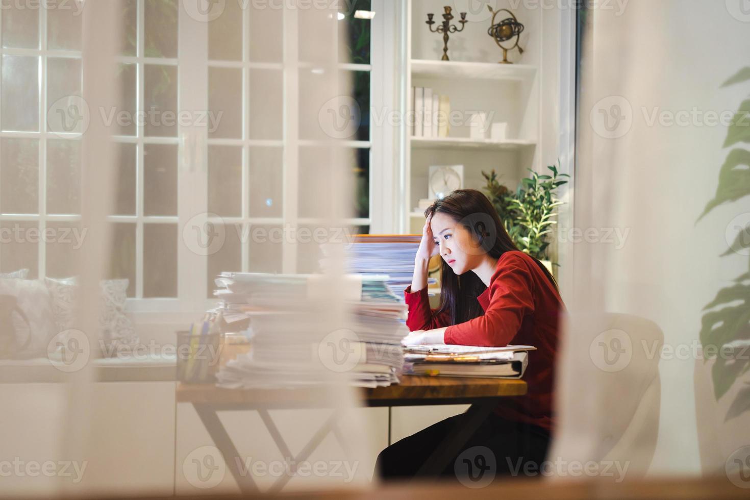 concepto de exceso de trabajo del oficial asiático. con el tiempo trabajando en la oficina en casa. gente adicta al trabajo foto