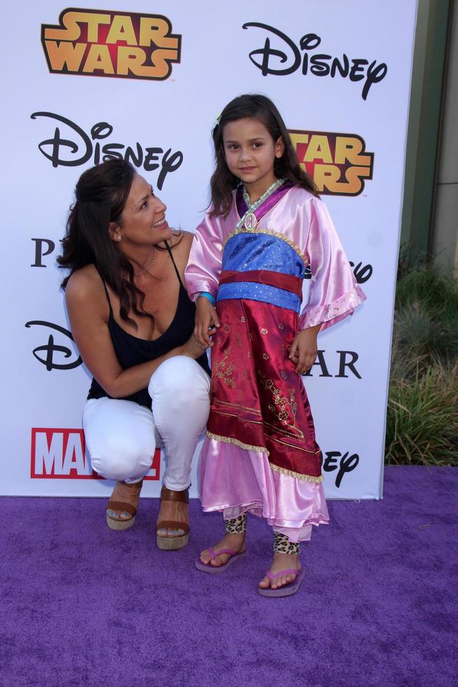 los angeles, 1 de octubre - constance marie, luna marie katich en el evento vip disney halloween en la tienda emergente de productos de consumo de disney el 1 de octubre de 2014 en glendale, ca foto