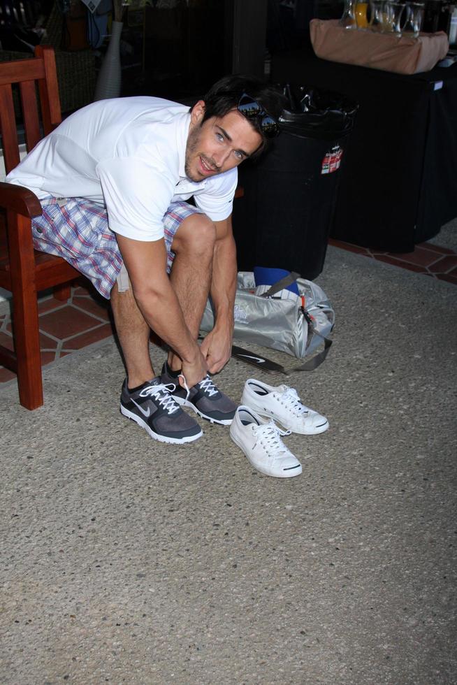 los angeles, 16 de abril - brandon beemer en el torneo de golf jack wagner de la sociedad de leucemia y linfoma en el campo de golf junto al lago el 16 de abril de 2012 en toluca lake, ca foto