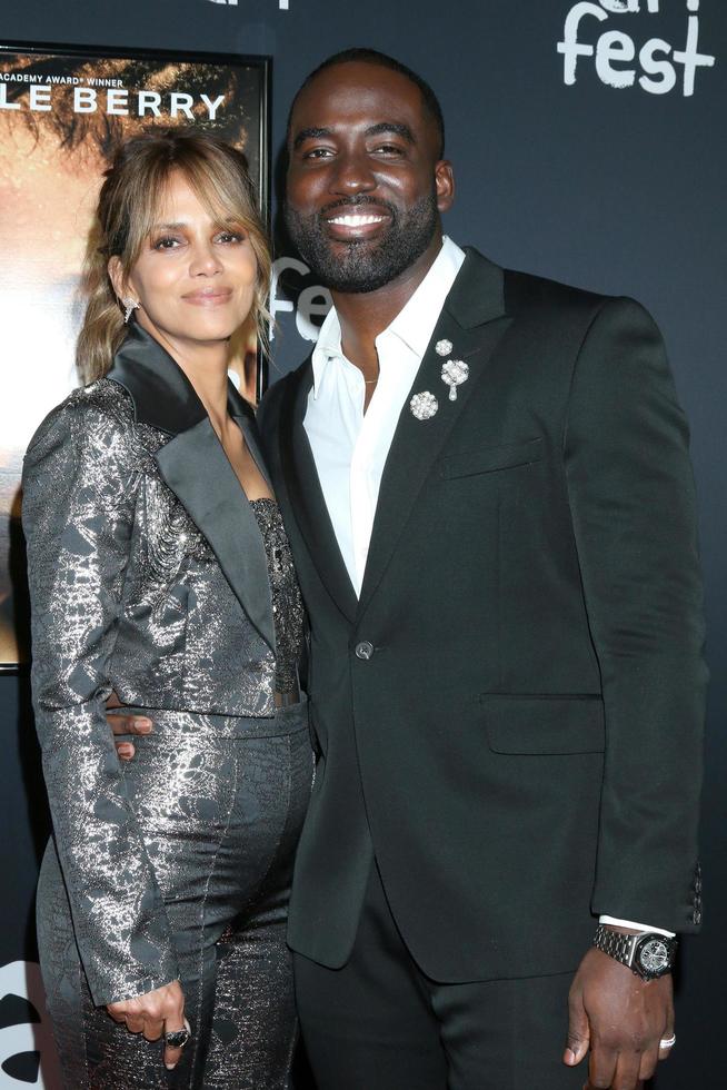 LOS ANGELES NOV 13 - Halle Berry, Shamier Anderson at the AFI Fest