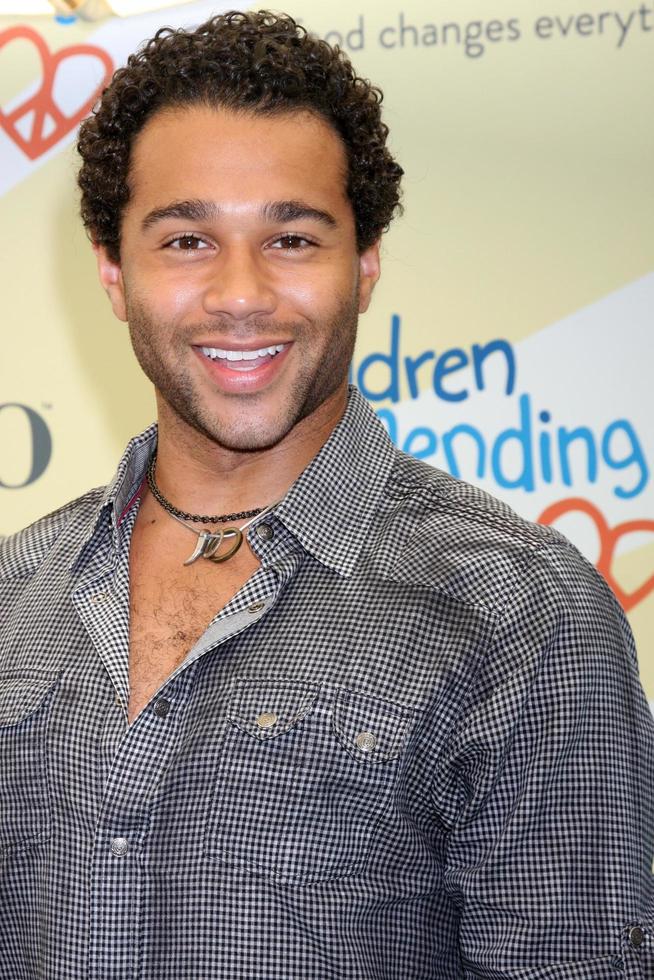 Los Ángeles, 14 de junio - Corbin Bleu en la sexta recaudación de fondos anual de Children Mending Hearts en una propiedad privada el 14 de junio de 2014 en Beverly Hills, CA foto