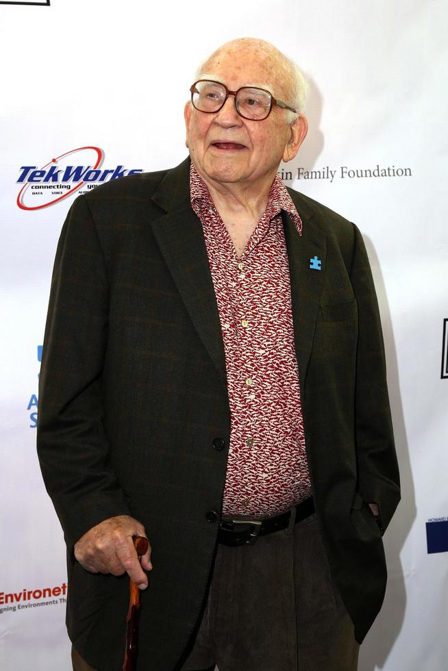 los angeles, 6 de agosto - ed asner en el cuarto torneo anual de póquer de ed asner y amigos para el autismo habla en el centro de south park el 6 de agosto de 2016 en los angeles, ca foto