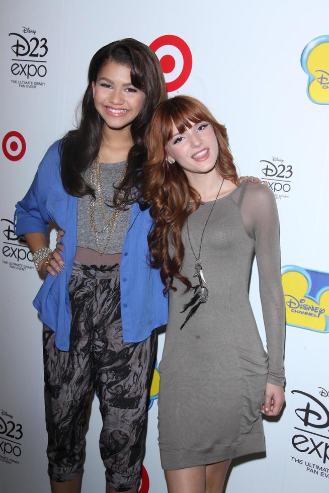 los angeles, 21 de agosto - zendaya coleman, bella thorne en la expo d23 2011 en el centro de convenciones de anaheim el 21 de agosto de 2011 en anaheim, ca foto