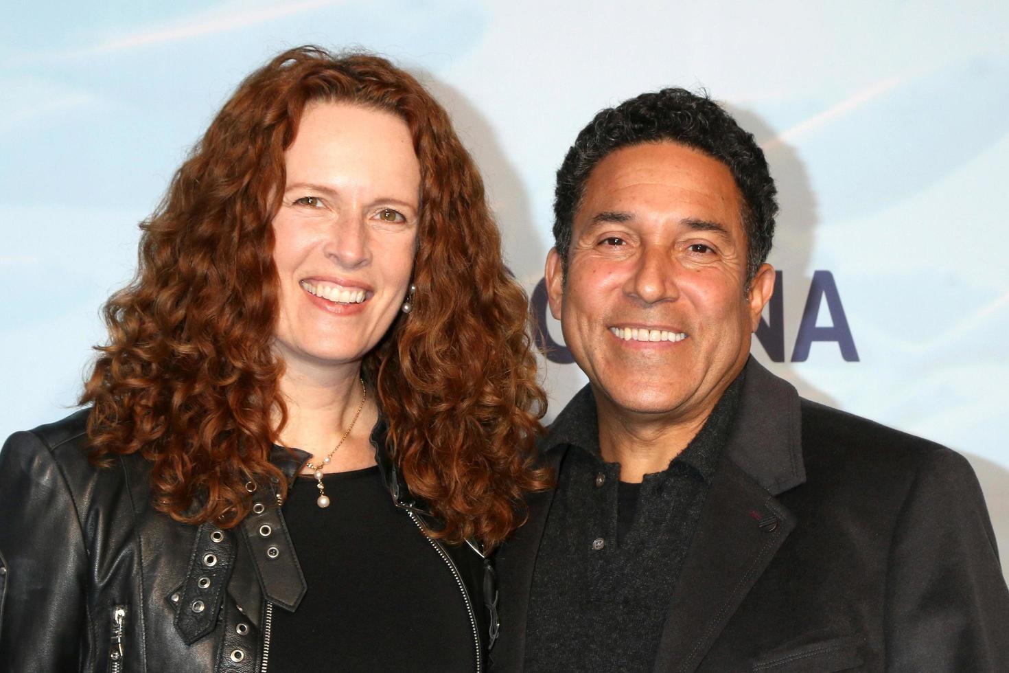 LOS ANGELES OCT 23 Ursula Whittaker, Oscar Nunez at the Oceana s 14th