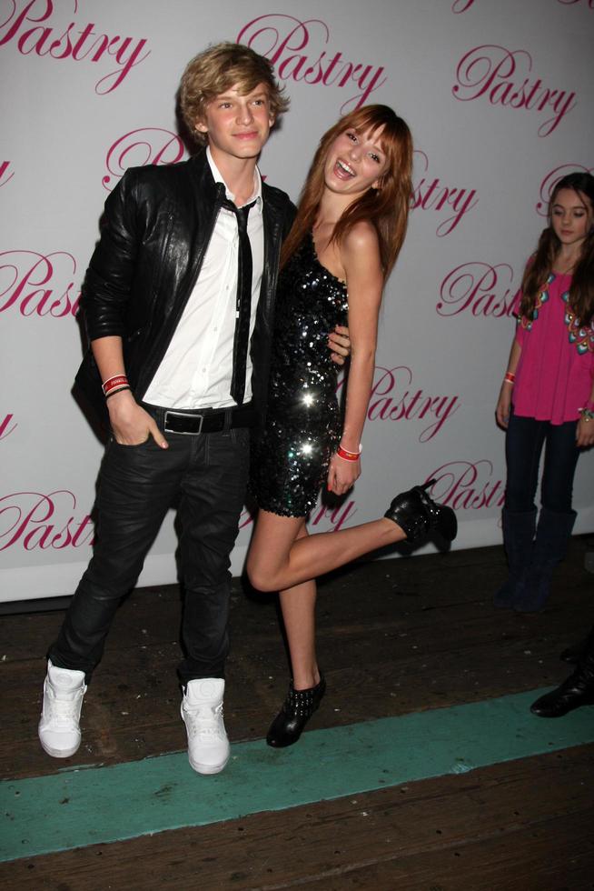 los angeles, 19 de enero - cody simpson, bella thorne llega a la fiesta de cumpleaños número 14 de cody simpson en pacific park en el muelle de santa monica el 19 de enero de 2011 en santa monica, ca foto