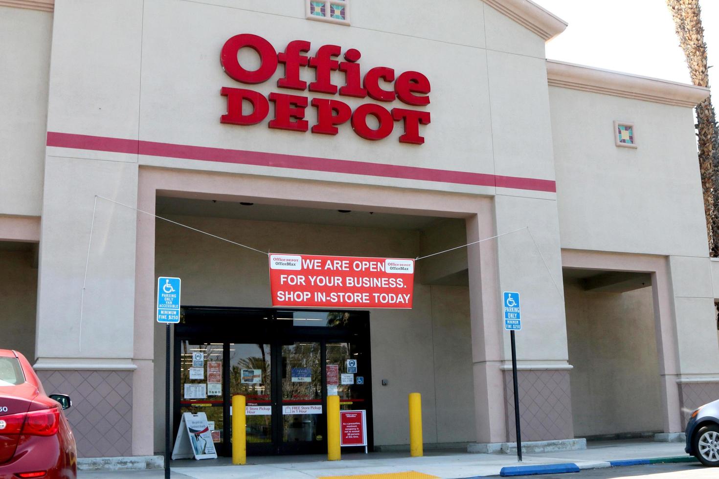 los angeles 11 de abril - tienda office depot y señalización en los negocios que reaccionan a covid 19 en el carril de hospitalidad el 11 de abril de 2020 en san bernardino, ca foto