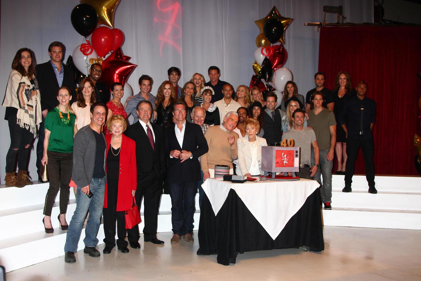 los angeles, 26 de marzo - el elenco de los jóvenes y los inquietos asiste al 40 aniversario de la celebración de los jóvenes y los inquietos en la ciudad de televisión cbs el 26 de marzo de 2013 en los angeles, ca foto