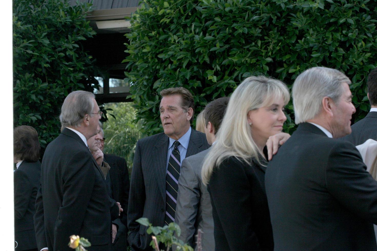 los angeles, 13 de enero - tom hallick y chuck woolrey en el servicio conmemorativo de david ozzie nelsons en el parque conmemorativo y depósito de cadáveres de pierce brothers westwood village el 13 de enero de 2010 en westwood, ca foto