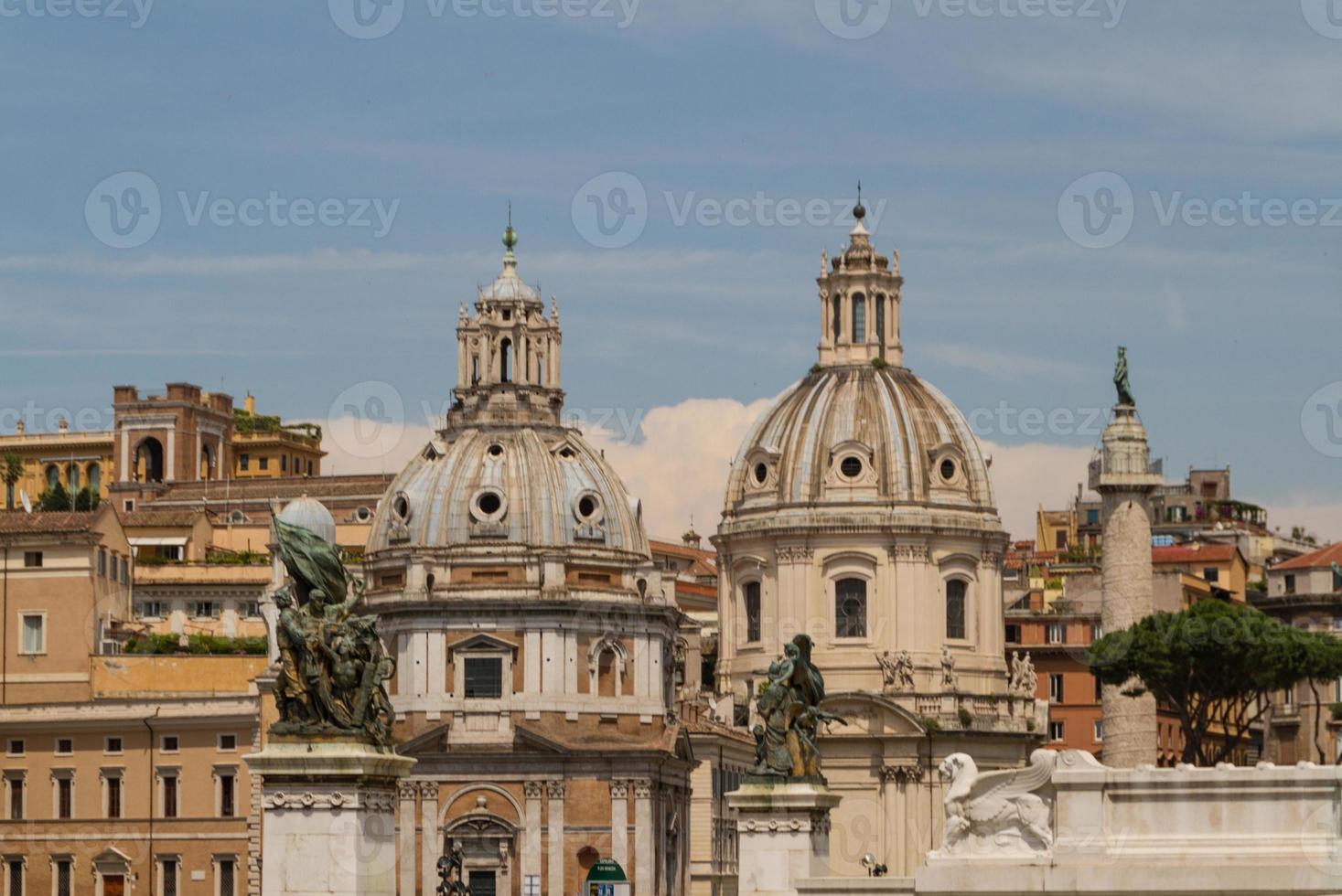 chiesa del santissimo nome di maria al foro traiano y santa maria di loreto en roma, italia foto