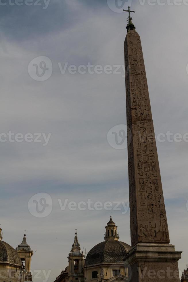 monumento en piazza del popolo, roma, italia. foto