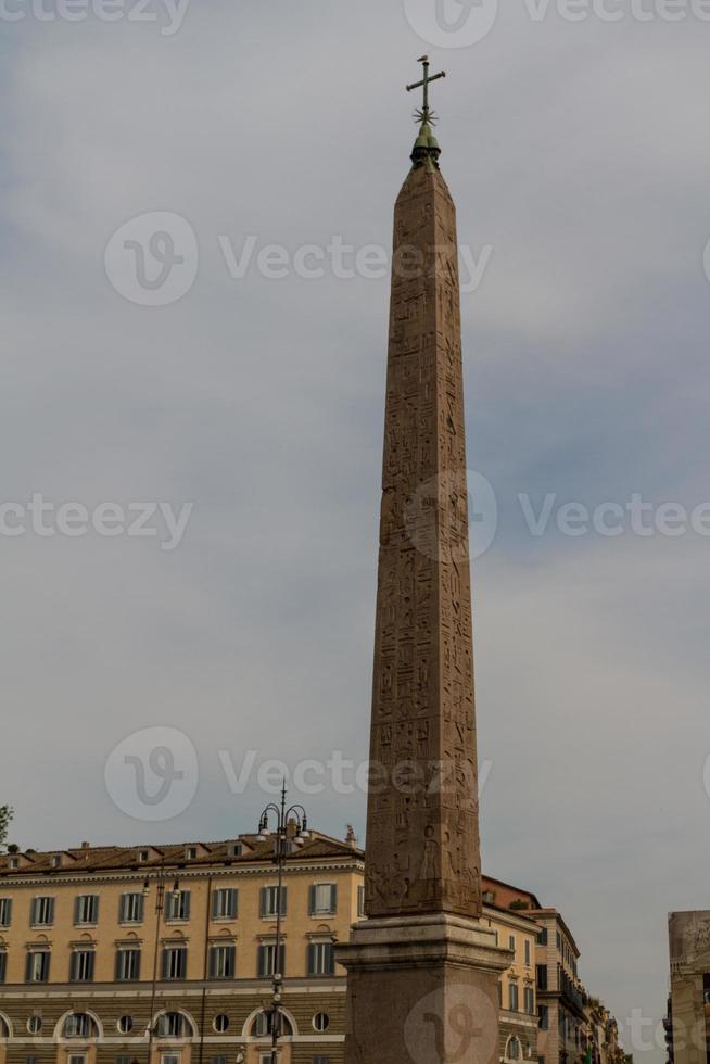 monumento en piazza del popolo, roma, italia. foto