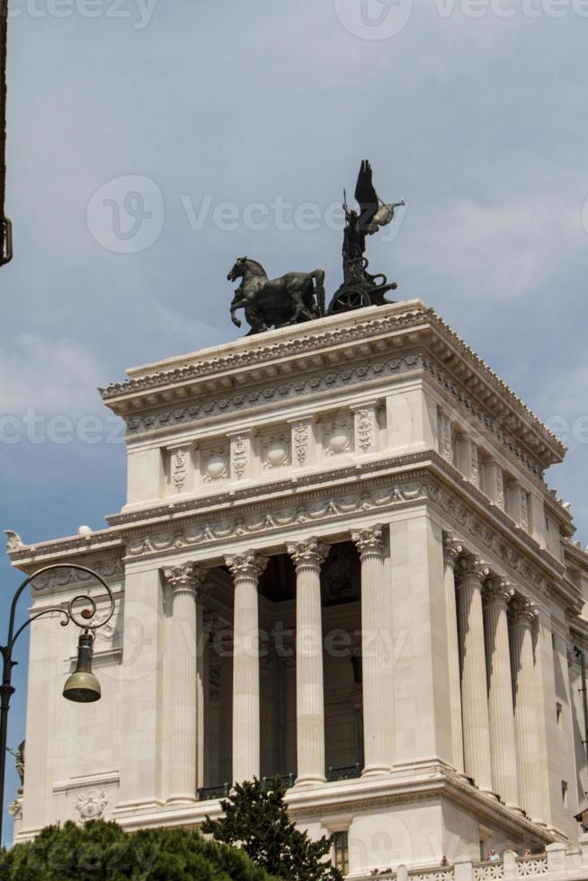 monumento ecuestre a victor emmanuel ii cerca de vittoriano en el día en roma, italia foto