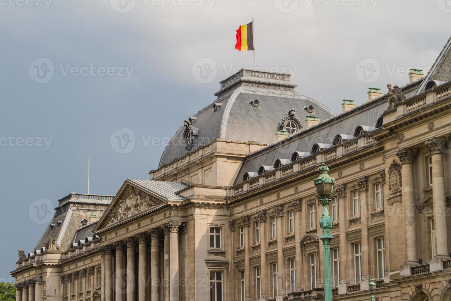 vista del palacio real desde place des palais en el centro histórico de bruselas, bélgica foto