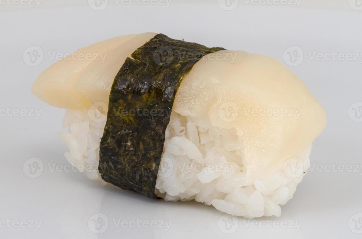 Hotate de sushi con una rodaja de vieira aislado sobre fondo blanco. foto