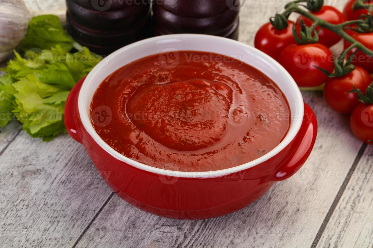 sopa de tomate mediterránea foto