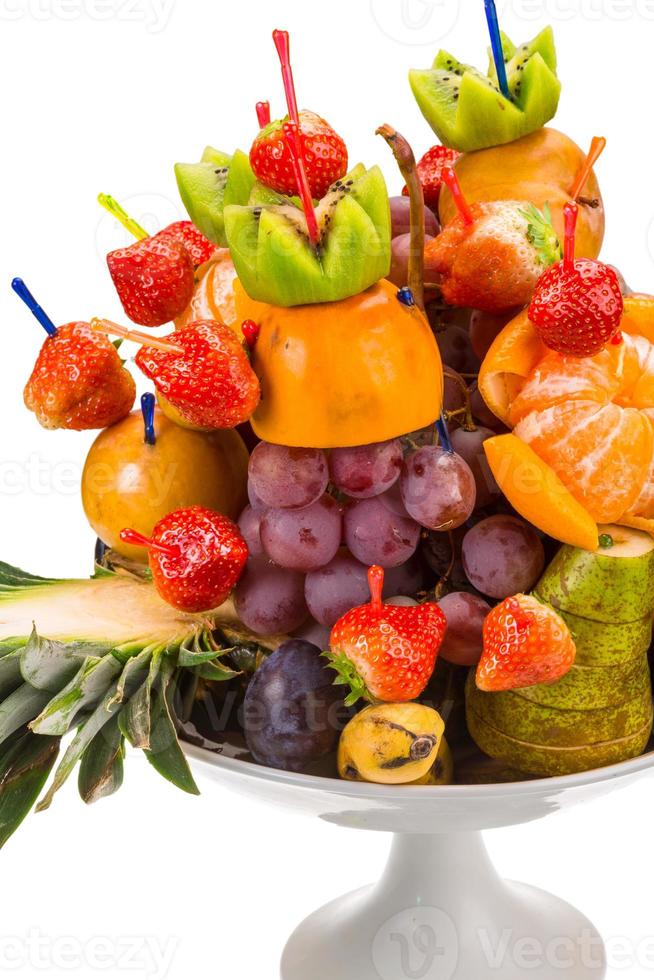 frutas frescas en blanco foto