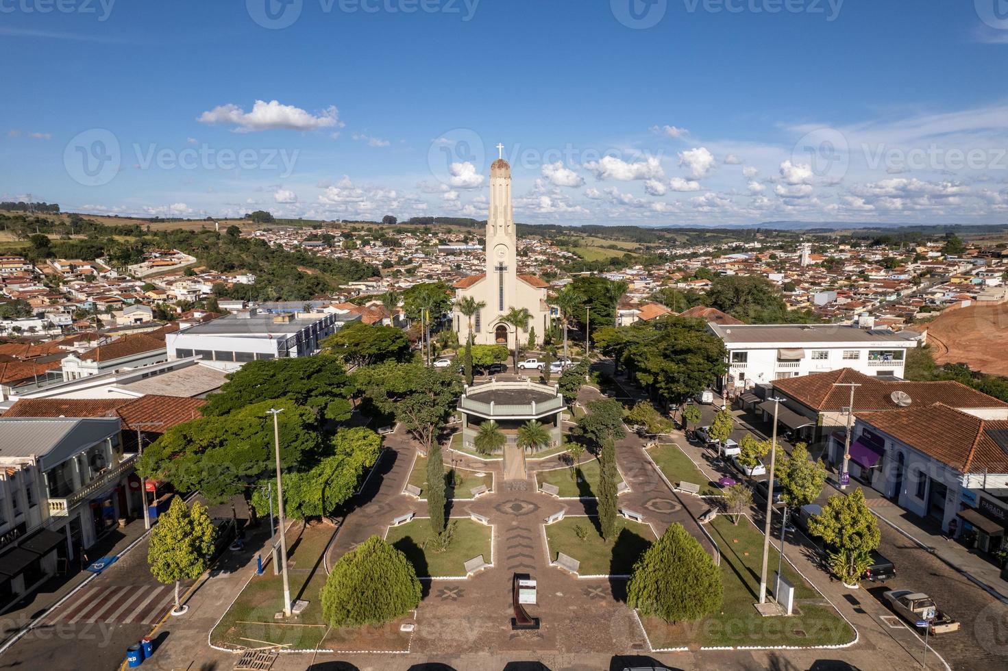 vista aérea de la pequeña ciudad de cassia, sur de minas gerais, brasil. foto