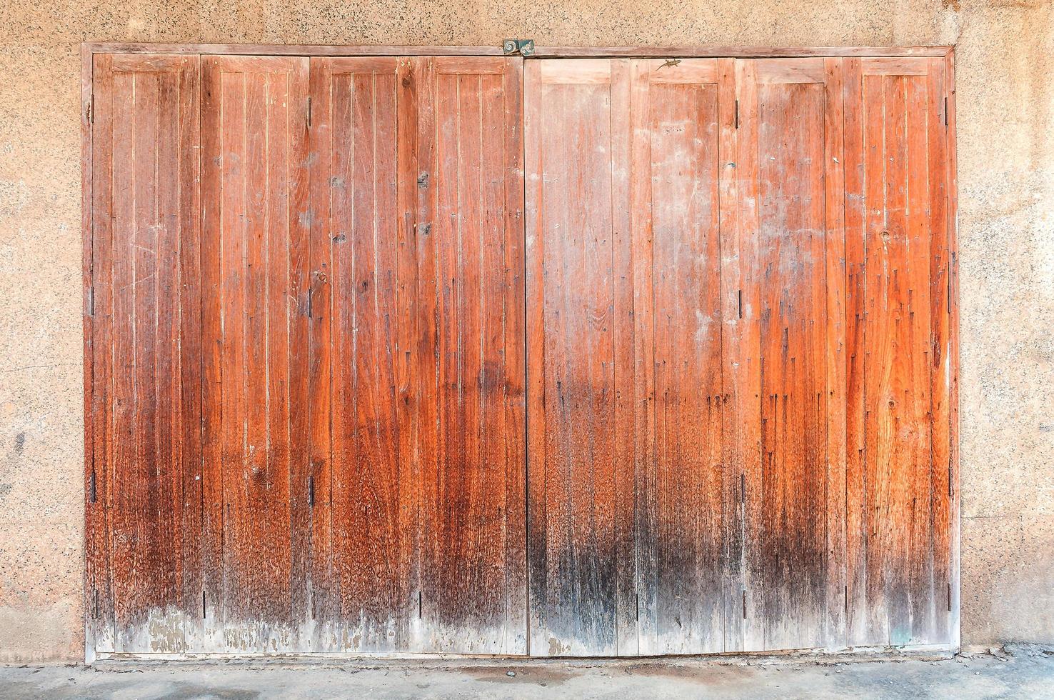 antigua puerta de madera para uso de fondo foto