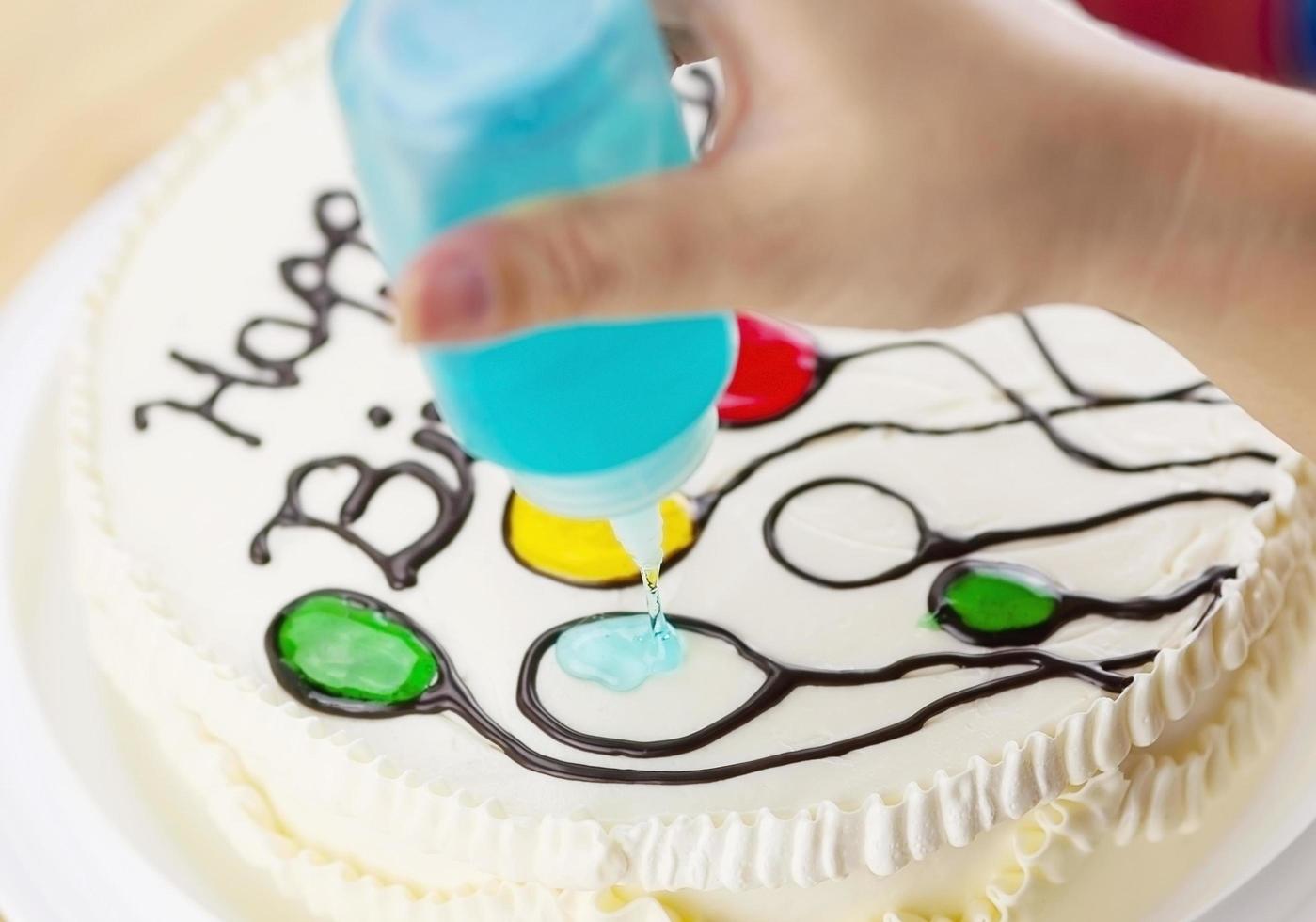 Birthday cake decoration using green yam making a colorful balloon photo