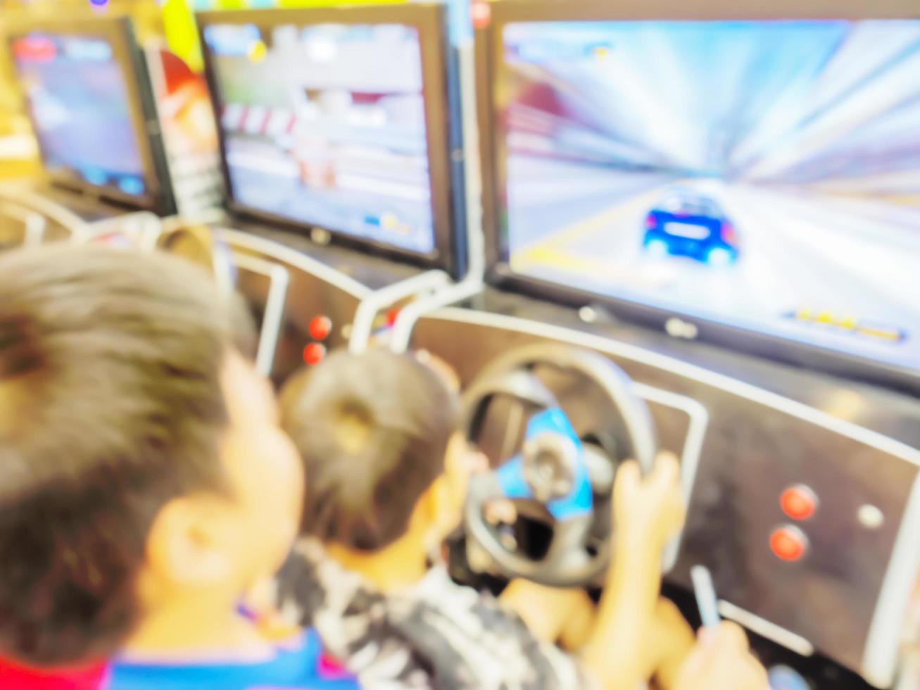 foto borrosa de niños jugando al simulador de carreras de autos