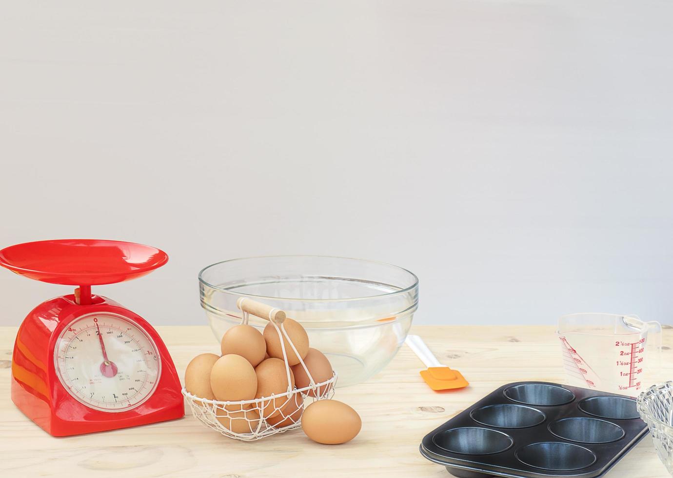 preparación de materia prima para hacer un pastel sobre una mesa de madera blanca foto