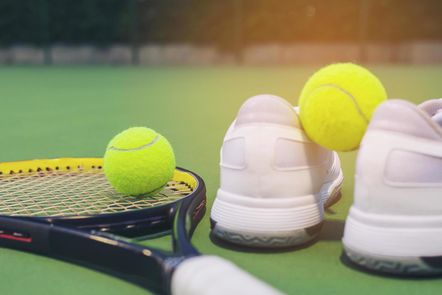 juego de tenis en cancha dura foto