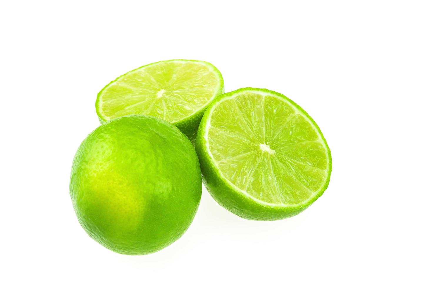 limón verde aislado sobre blanco foto