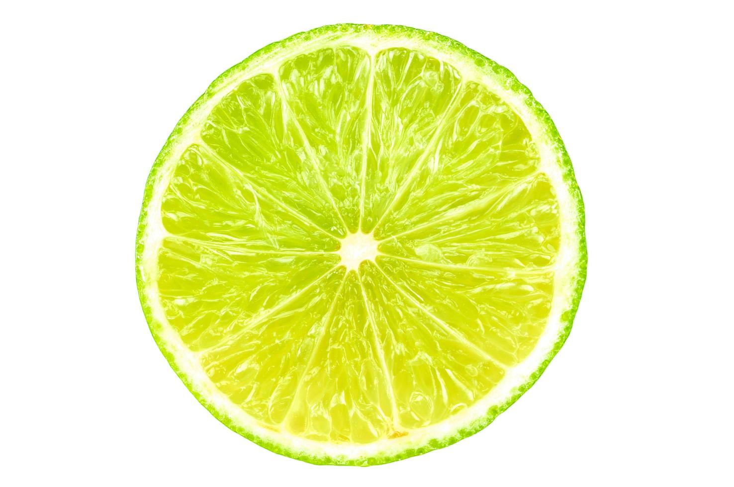 La mitad de la sección de limón verde aislado sobre blanco foto