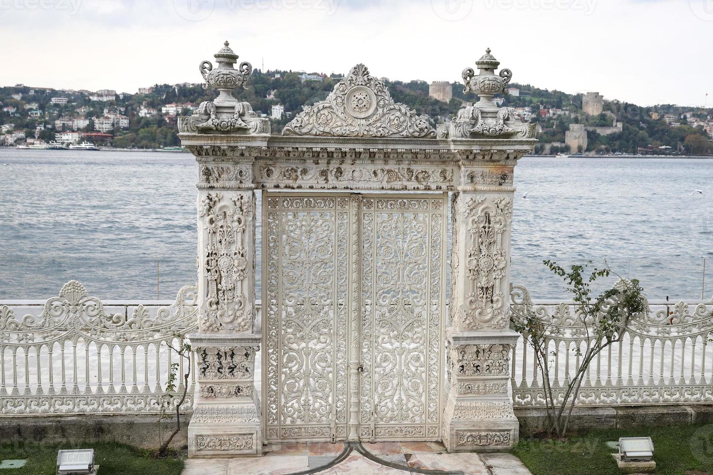 Palacio de Kucuksu en la ciudad de Estambul, Turquía foto