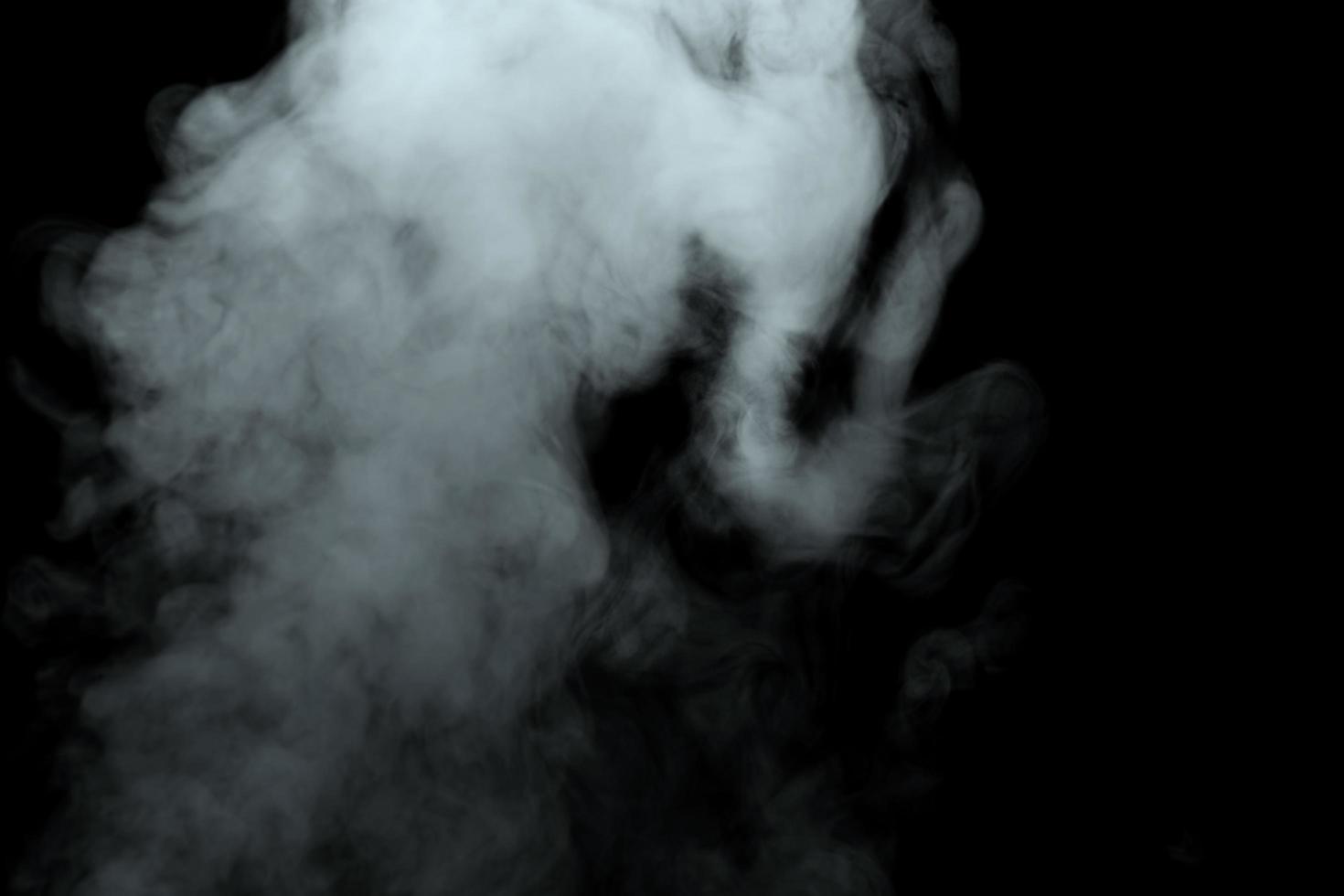 polvo abstracto o efecto de humo aislado en fondo negro, fuera de foco foto