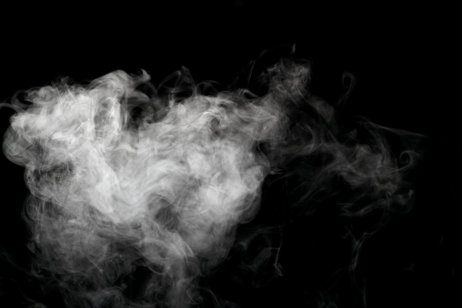 polvo abstracto o humo aislado sobre fondo negro foto