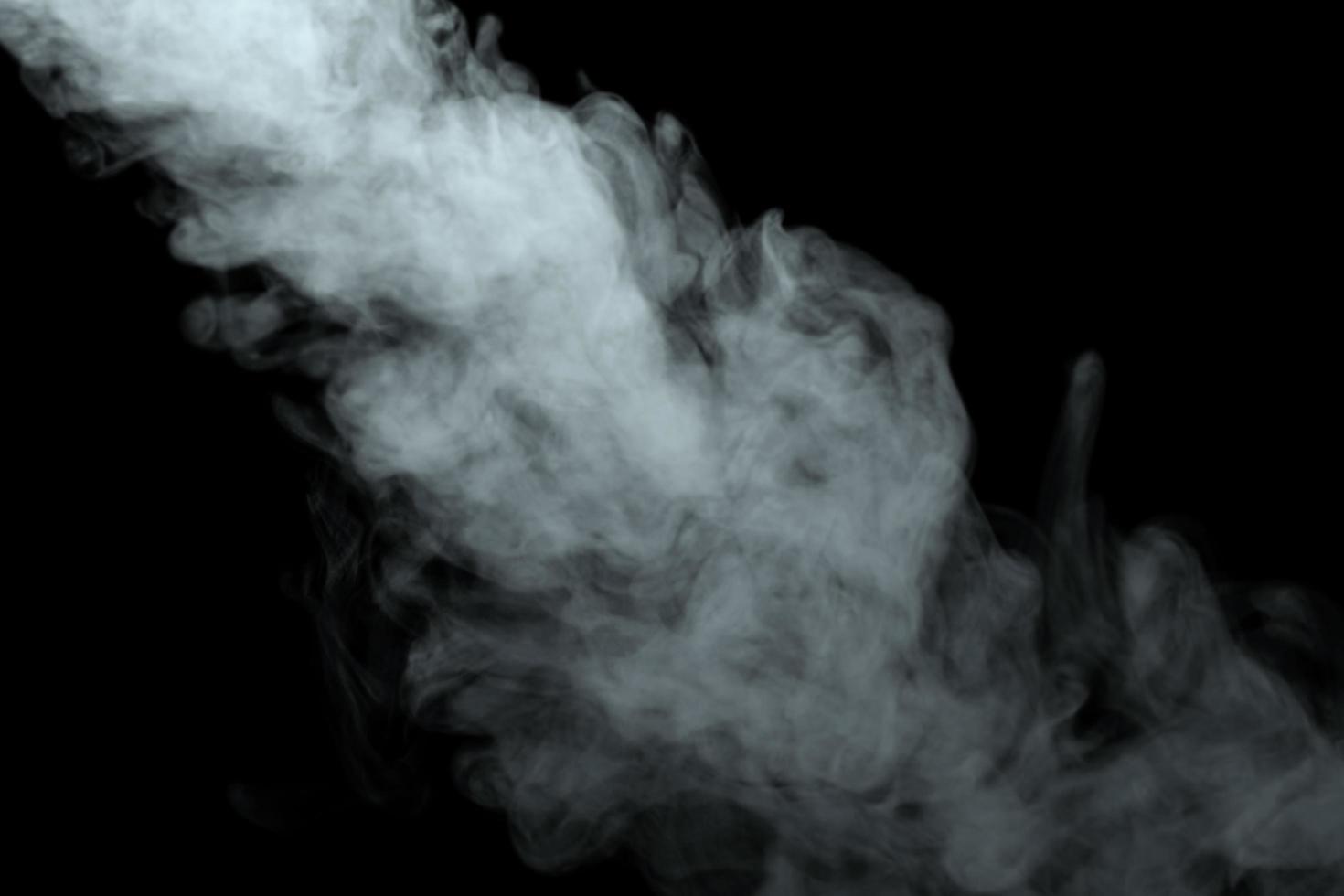 polvo abstracto o efecto de humo aislado en fondo negro, fuera de foco foto