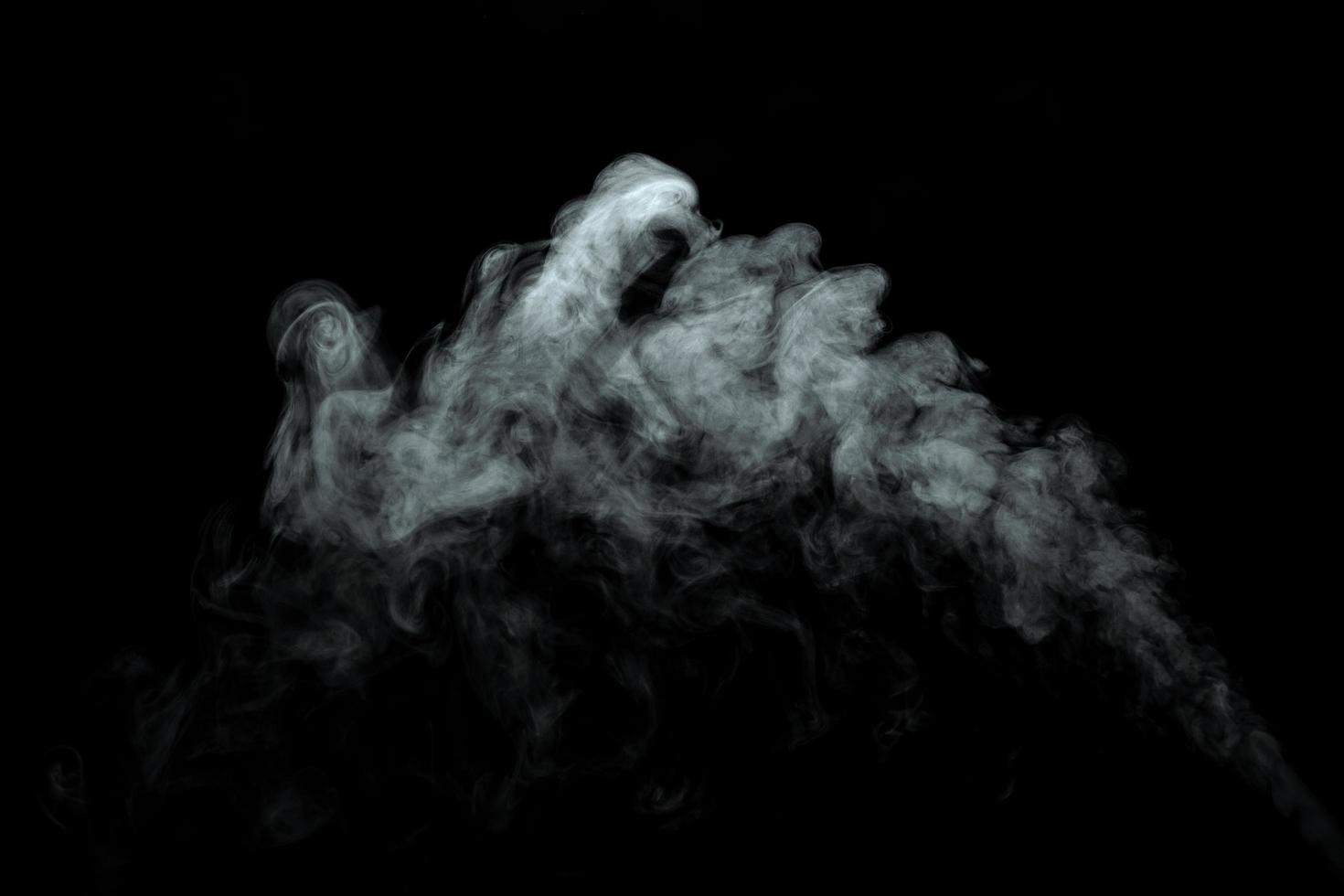 polvo abstracto o humo aislado sobre fondo negro foto