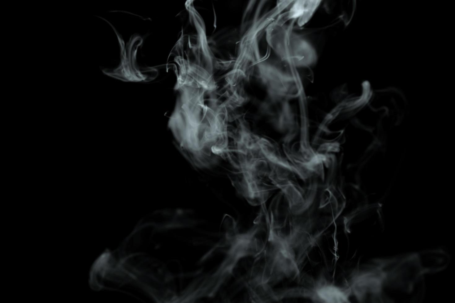 polvo abstracto o efecto de humo aislado en fondo negro, fuera de foco foto