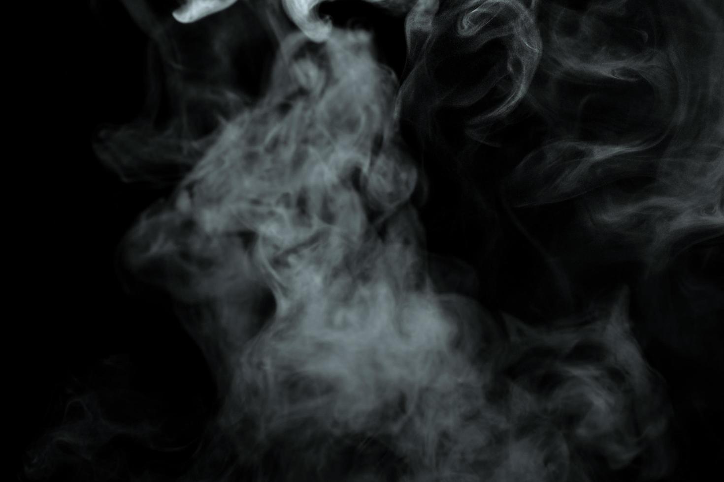 polvo abstracto o efecto de humo aislado en fondo negro, fuera de foco foto