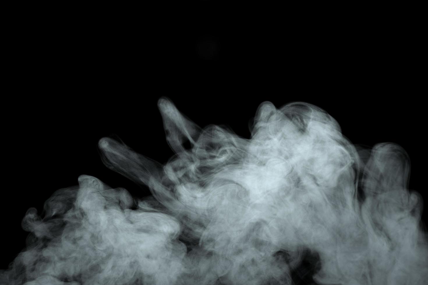 polvo abstracto o efecto de humo aislado sobre fondo negro foto