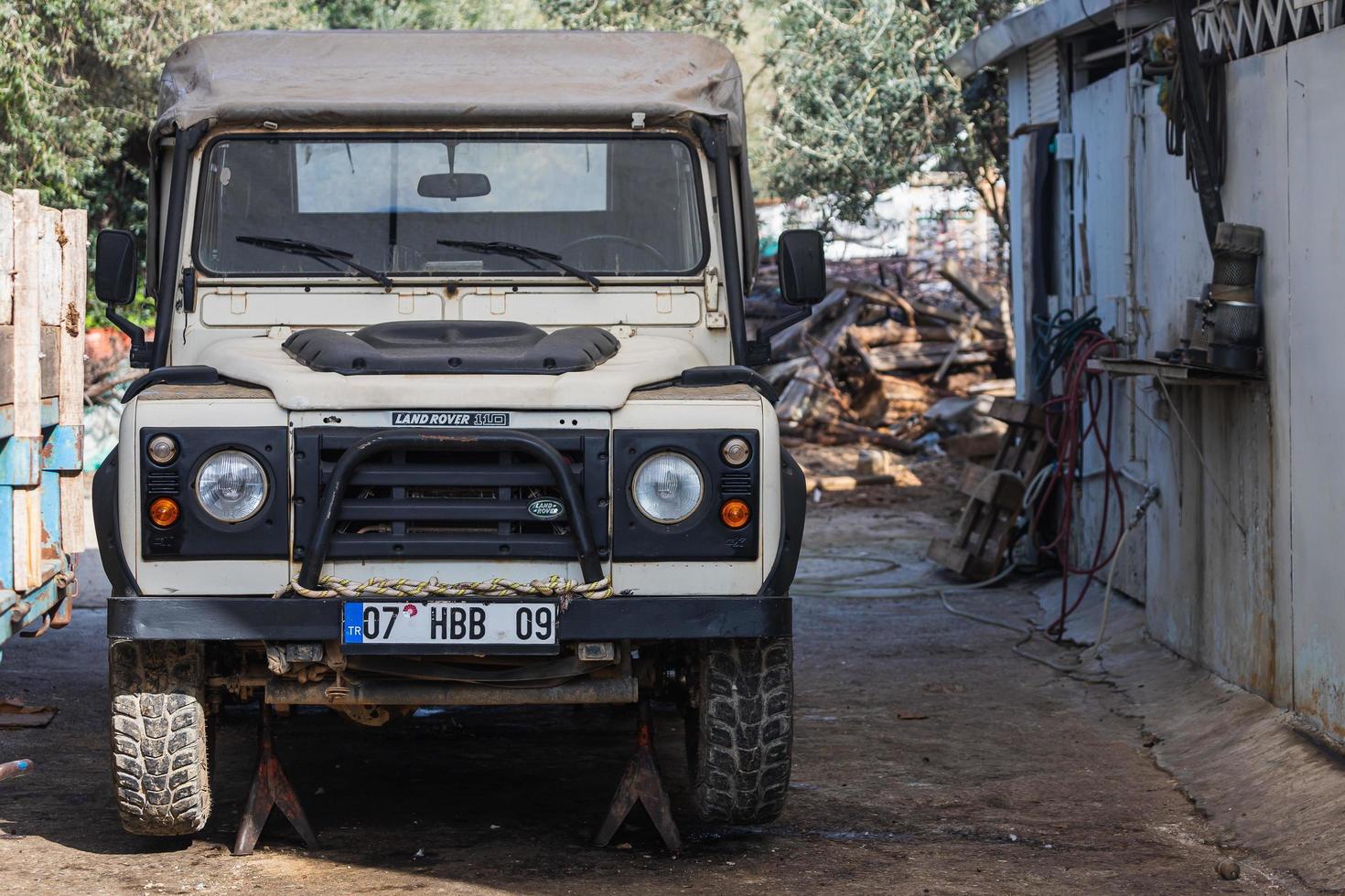 manavgat turquía 05 de marzo de 2022 land rover defender blanco estacionado en la calle en un cálido día de verano foto