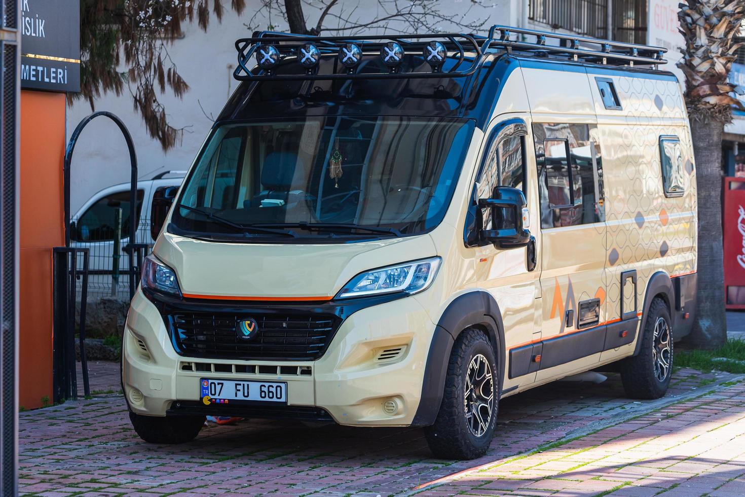 antalya turquía 04 de marzo de 2022 fiat ducato está estacionado en la calle en un cálido día de verano foto