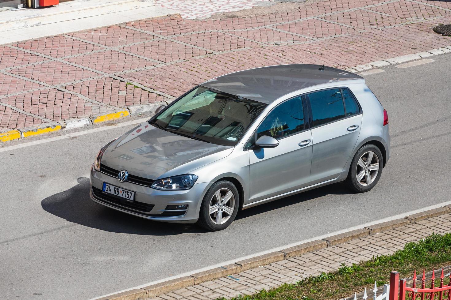 antalya turquía 04 de marzo de 2022 volkswagen golf gris está estacionado en la calle en un día de verano foto