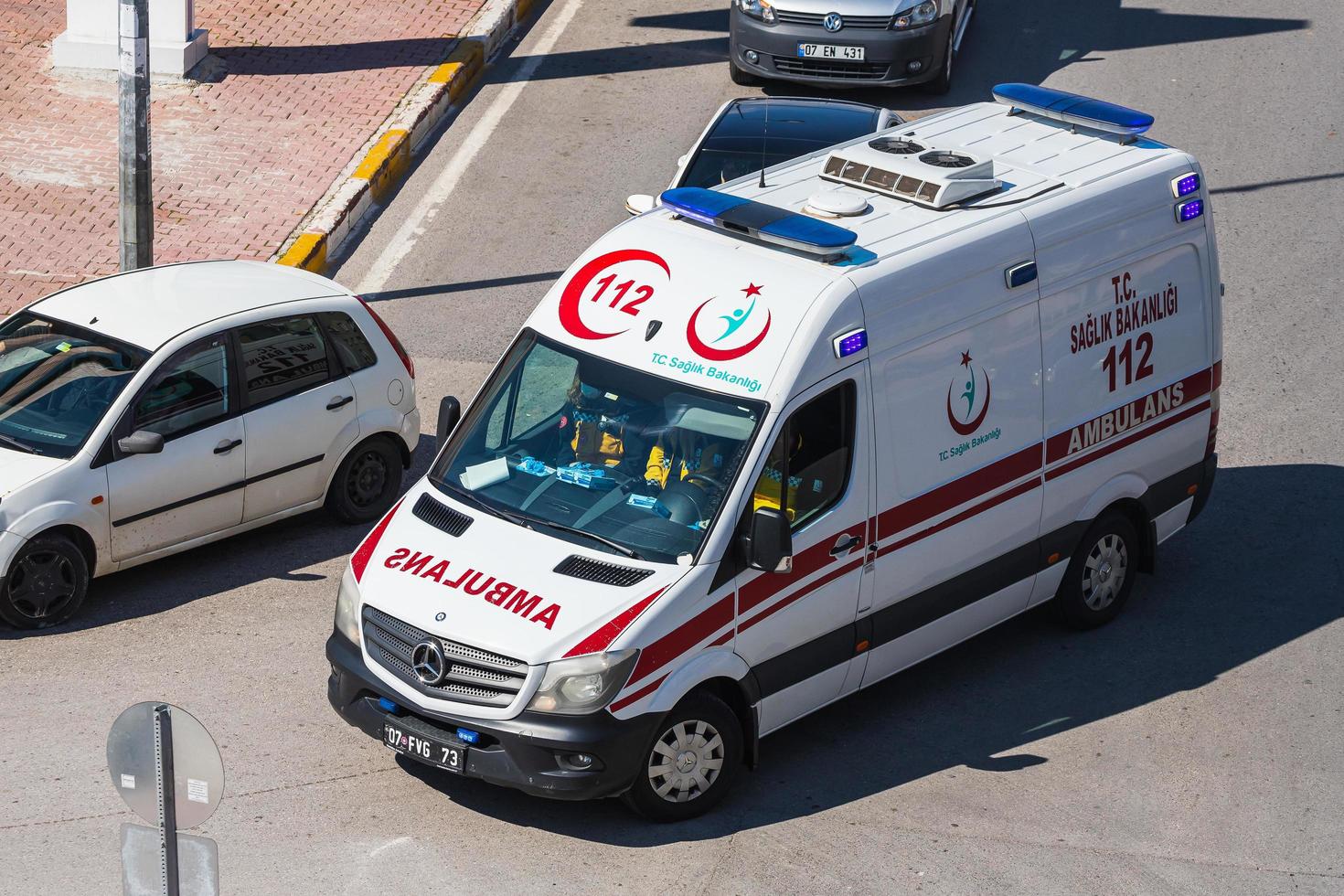 antalya turquía 04 de marzo de 2022 ambulancia blanca ford estacionada en la calle en un cálido día de verano con el telón de fondo del estacionamiento. foto