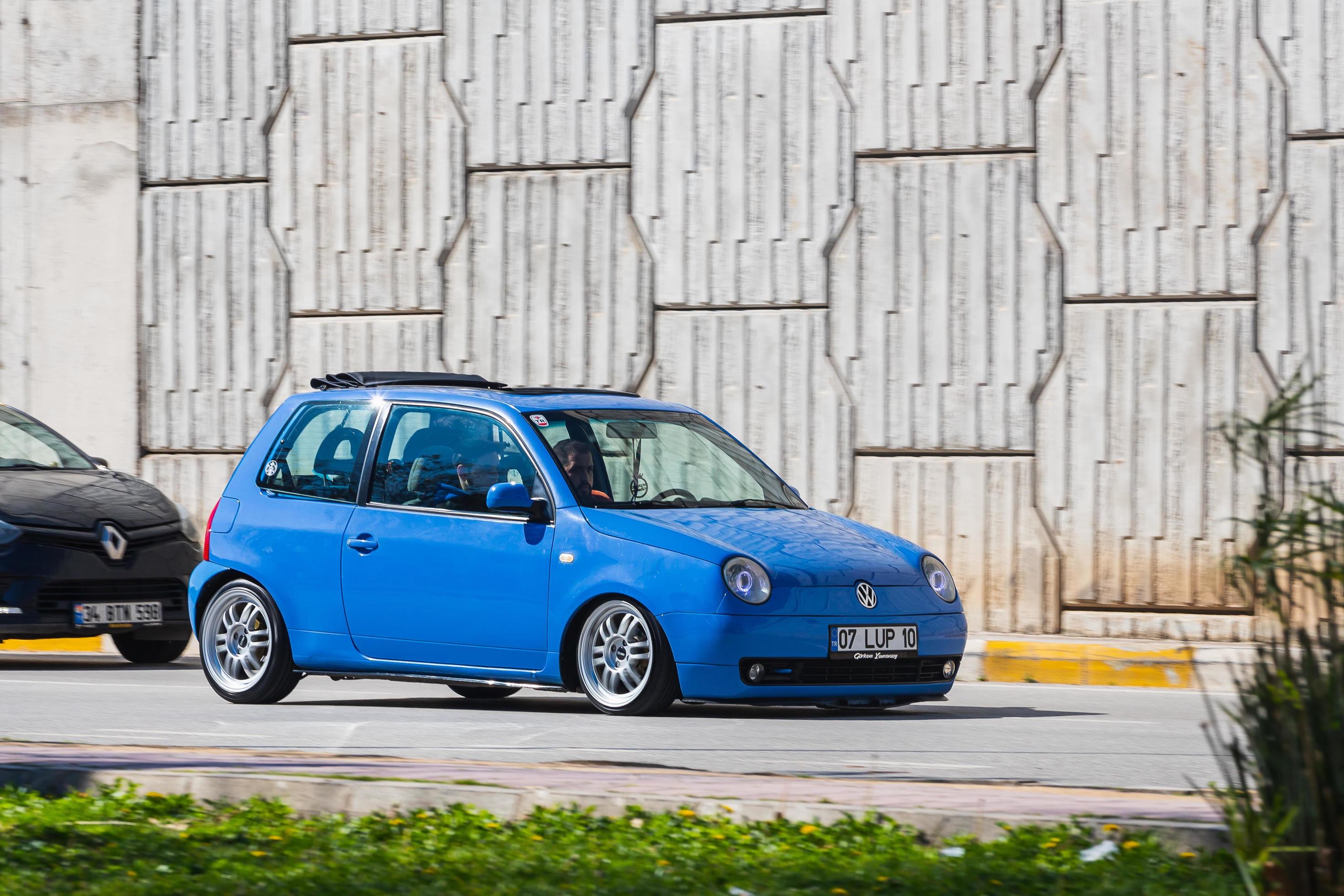 https://static.vecteezy.com/system/resources/previews/008/420/530/large_2x/antalya-turkey-march-04-2022-blue-volkswagen-lupo-is-driving-fast-on-the-street-on-a-warm-summer-day-against-the-backdrop-of-a-bridge-free-photo.jpg