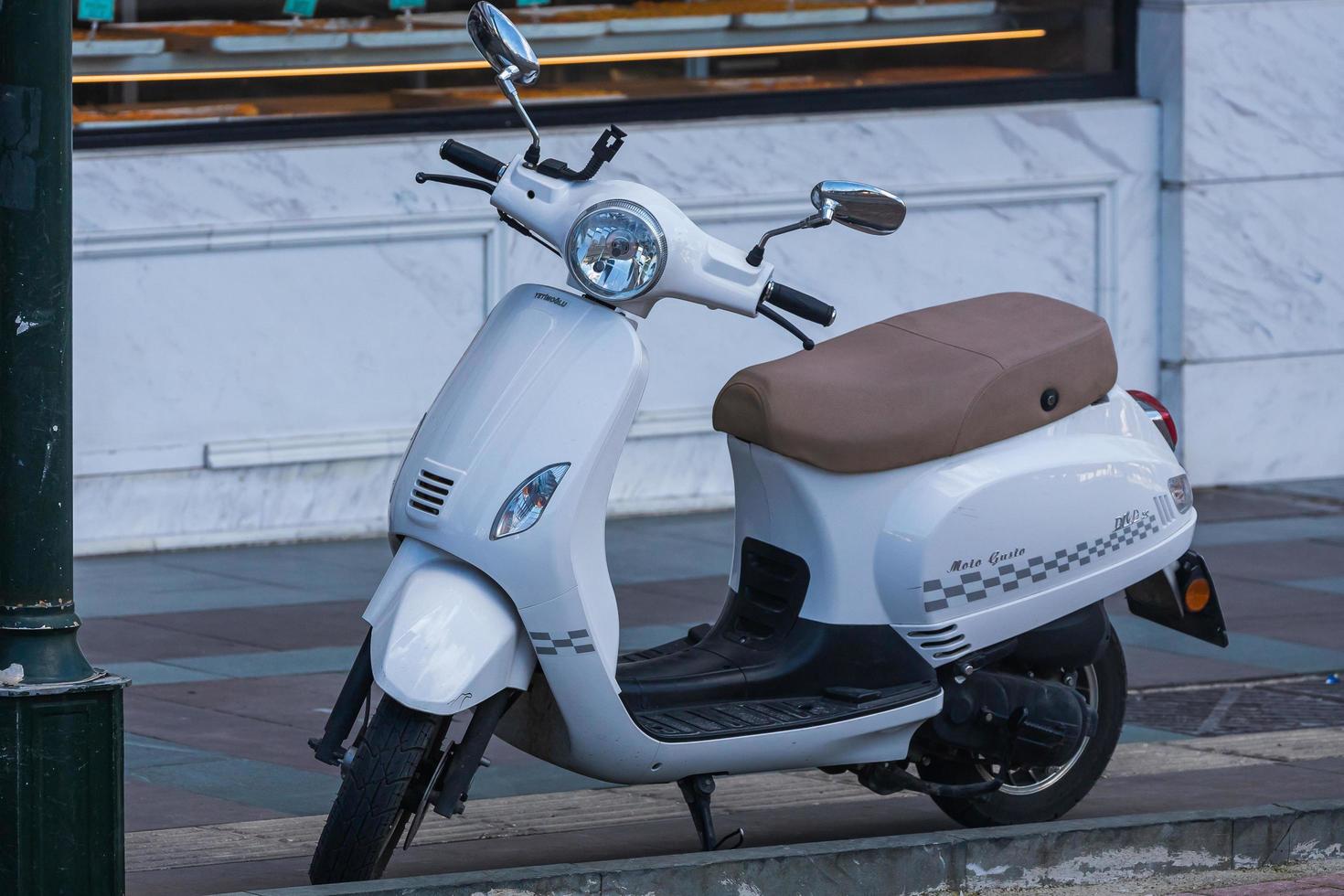 antalya turquía 04 de marzo de 2022 moto retro blanca estacionada en la calle en un día cálido foto