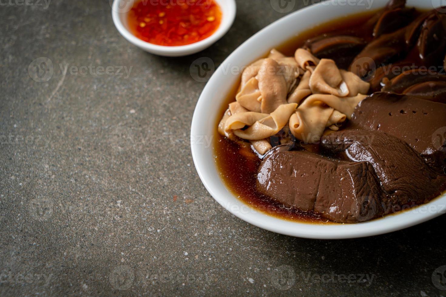 Despojos de pato guisados en sopa marrón foto