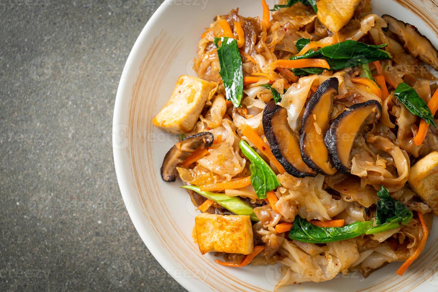 stir-fried noodles with tofu and vegetables 8421038 Stock Photo at Vecteezy