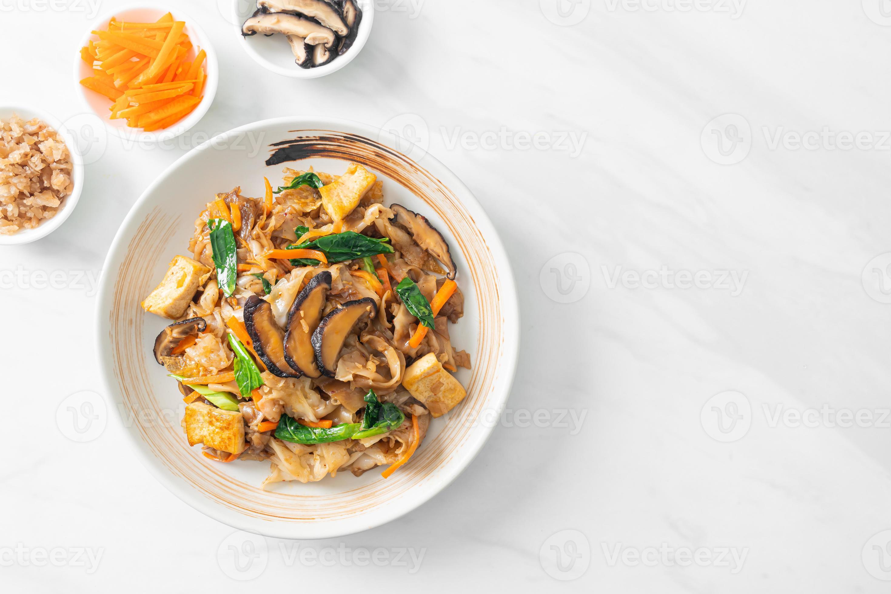 stir-fried noodles with tofu and vegetables 8421703 Stock Photo at Vecteezy